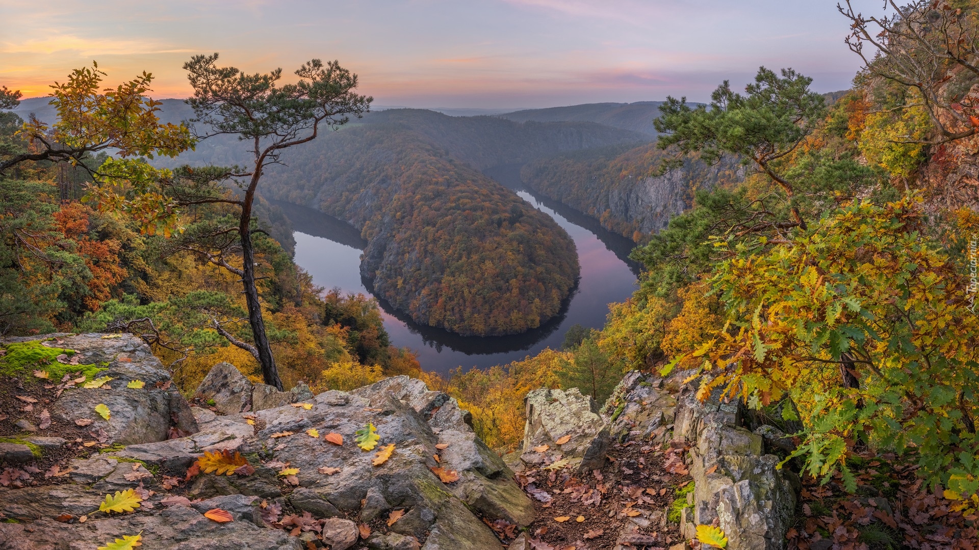 Edycja Tapety: Punkt widokowy Vyhlidka Maj nad rzeką Wełtawa w Czechach