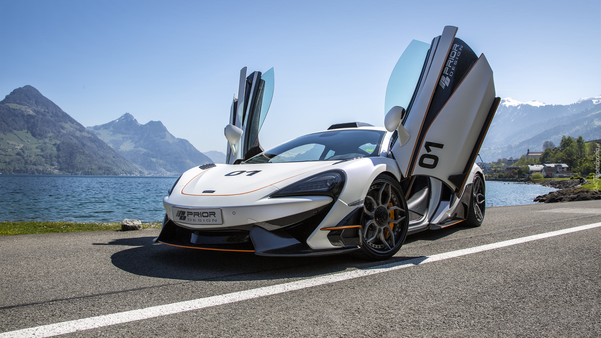 Edycja Tapety: Samochód McLaren 57OS prezentuje się na drodze z