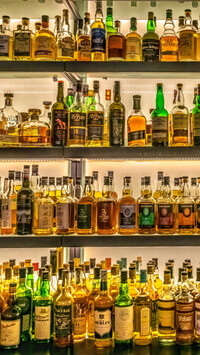 Alkohole na półkach