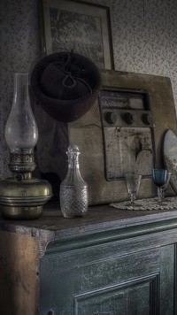 Antyczna lampa i radio na komodzie