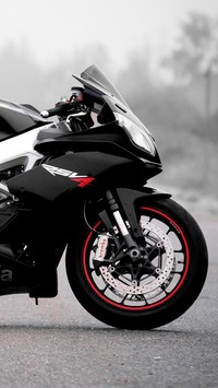 Aprilia RSV4 na drodze