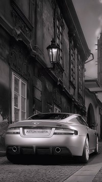 Aston Martin DB5 ciemną nocą na ulicy