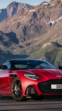 Aston Martin DBS na tle gór