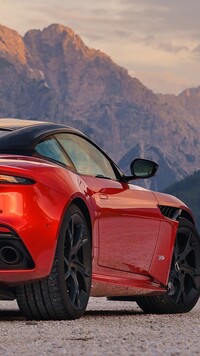 Aston Martin DBS Superleggera bokiem