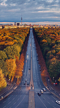 Autostrada wśród jesiennych drzew w Berlinie