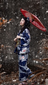 Azjatka w kimonie z parasolem