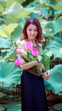 Azjatka z kwiatami lotosu