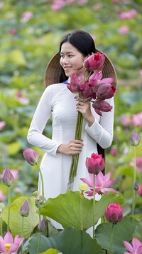 Azjatka z kwiatami lotosu
