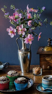 Babeczki obok bukietu kwiatów w wazonie
