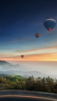 Balony ponad zamglonymi górami