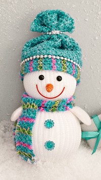 Bałwanek w czapce i szaliku na śniegu