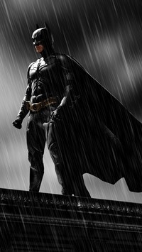 Batman na dachu w deszczu