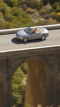 Bentley Continental na drodze