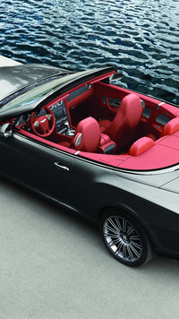 Bentley Continental z czerwonymi siedzeniami