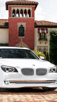 Białe BMW 7 przed pałacem