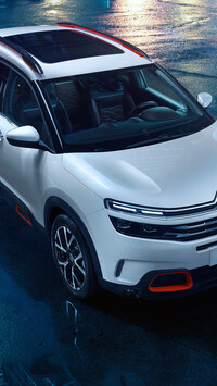 Biały Citroen C5 Aircross SUV