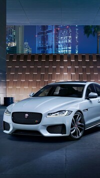 Biały Jaguar XF przodem