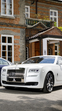 Biały Rolls-Royce Wraith