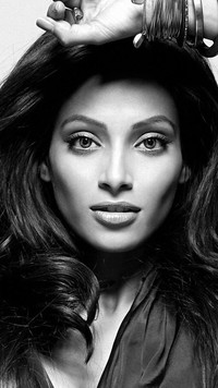 Bipasha Basu  z uniesioną ręką