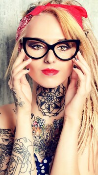 Blondynka w tatuażach