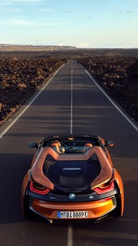 BMW i8 Roadster na drodze