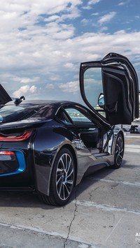 BMW i8 z otwartymi drzwiami