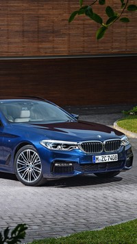 BMW niebieskie na chodniku