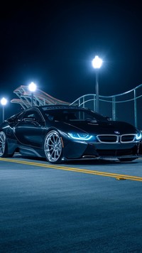 BMW nocą na drodze