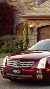 Bordowy Cadillac STS