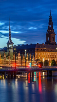 Budowla Borsen i Zamek Christiansborg w Kopenhadze