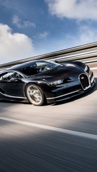 Bugatti Chiron na drodze