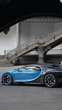 Bugatti Chiron pod wiaduktem