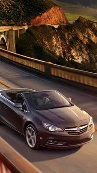 Buick Cascada na górskiej drodze