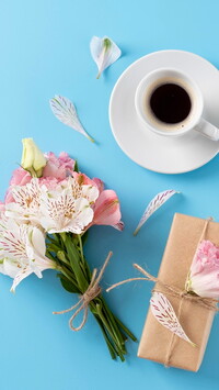 Bukiet kwiatów obok filiżanki kawy