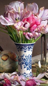 Bukiet przekwitających tulipanów