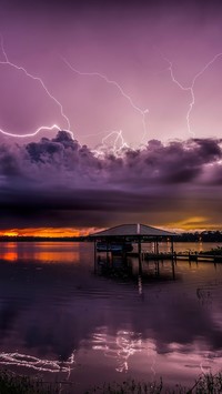 Burza z piorunami nad jeziorem