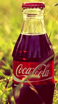 Butelka Coca-Coli w trawie
