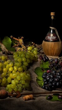 Butelka obok winogron