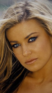 Carmen Electra z długimi włosami