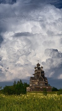 Cerkiew na tle chmur