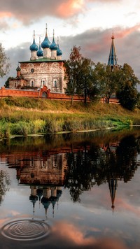 Cerkiew nad rzeką Teza w Rosji