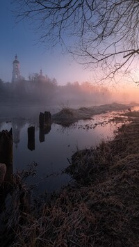 Cerkiew nad zamgloną rzeką