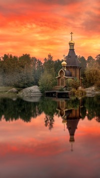 Cerkiew w lesie nad jeziorem