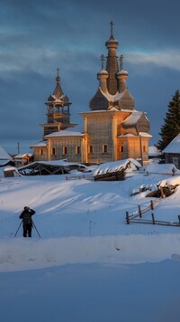 Cerkiew we wsi Kimzha zimową porą