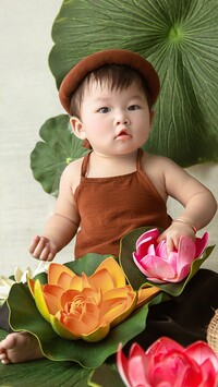 Chłopiec wśród kwiatów lotosu