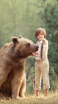 Chłopiec z niedźwiedziem