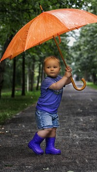 Chłopiec z parasolem