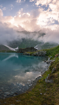 Chmury i mgła nad górami Kaukazu