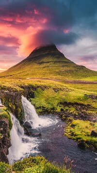 Chmury nad górą Kirkjufell