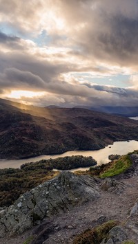 Chmury nad jeziorem Loch Lomond